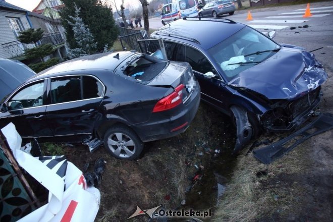 Wypadek w Obierwi. Cztery osoby trafiły do szpitala [ZDJĘCIA] - zdjęcie #7 - eOstroleka.pl