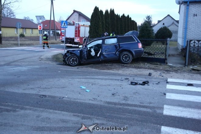 Wypadek w Obierwi. Cztery osoby trafiły do szpitala [ZDJĘCIA] - zdjęcie #14 - eOstroleka.pl