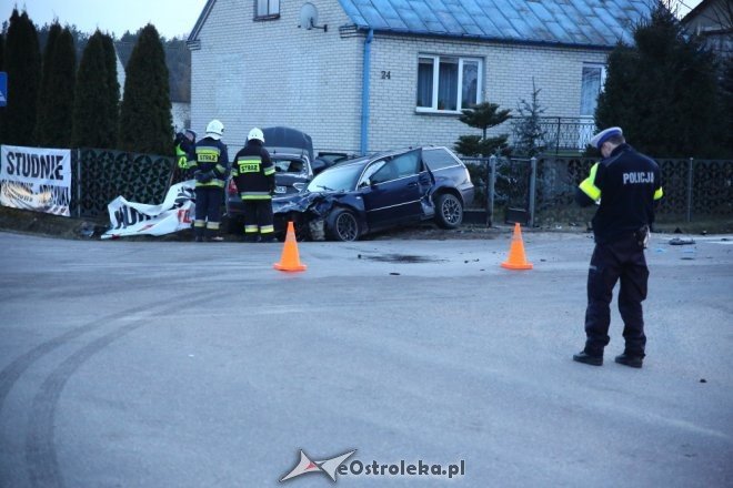 Wypadek w Obierwi. Cztery osoby trafiły do szpitala [ZDJĘCIA] - zdjęcie #15 - eOstroleka.pl