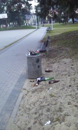 Zaśmiecony park przy Bursztynowej [13.03.2017] - zdjęcie #9 - eOstroleka.pl