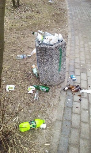 Zaśmiecony park przy Bursztynowej [13.03.2017] - zdjęcie #10 - eOstroleka.pl