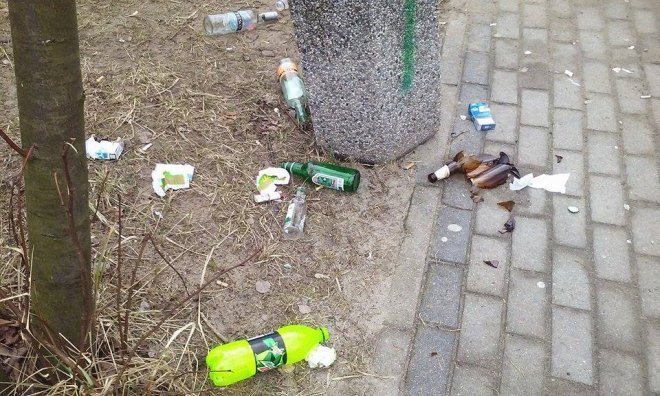 Zaśmiecony park przy Bursztynowej [13.03.2017] - zdjęcie #16 - eOstroleka.pl