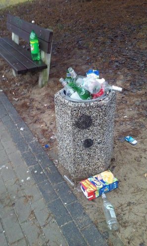 Zaśmiecony park przy Bursztynowej [13.03.2017] - zdjęcie #18 - eOstroleka.pl