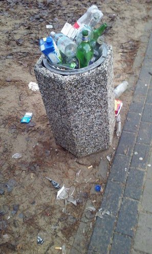 Zaśmiecony park przy Bursztynowej [13.03.2017] - zdjęcie #19 - eOstroleka.pl