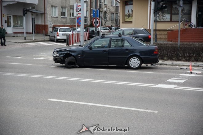 Zderzenie trzech aut w centrum Ostrołęki [ZDJĘCIA] - zdjęcie #2 - eOstroleka.pl