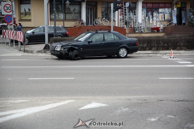Zderzenie trzech aut w centrum Ostrołęki [ZDJĘCIA] - zdjęcie #4 - eOstroleka.pl