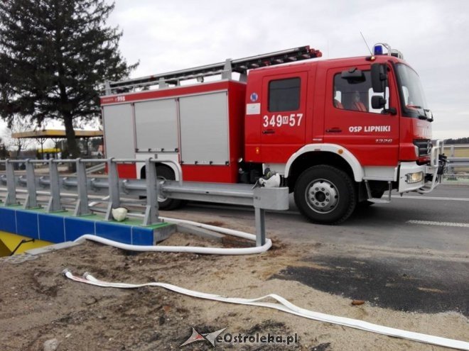 Pożar w Piątkowiznie. Z ogniem walczyli strażacy z dwóch województw [ZDJĘCIA] - zdjęcie #2 - eOstroleka.pl