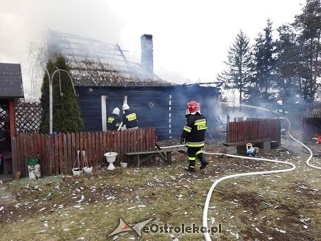 Pożar w Piątkowiznie. Z ogniem walczyli strażacy z dwóch województw [ZDJĘCIA] - zdjęcie #3 - eOstroleka.pl
