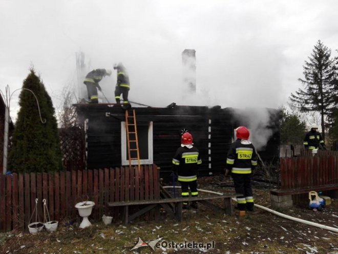 Pożar w Piątkowiznie. Z ogniem walczyli strażacy z dwóch województw [ZDJĘCIA] - zdjęcie #4 - eOstroleka.pl