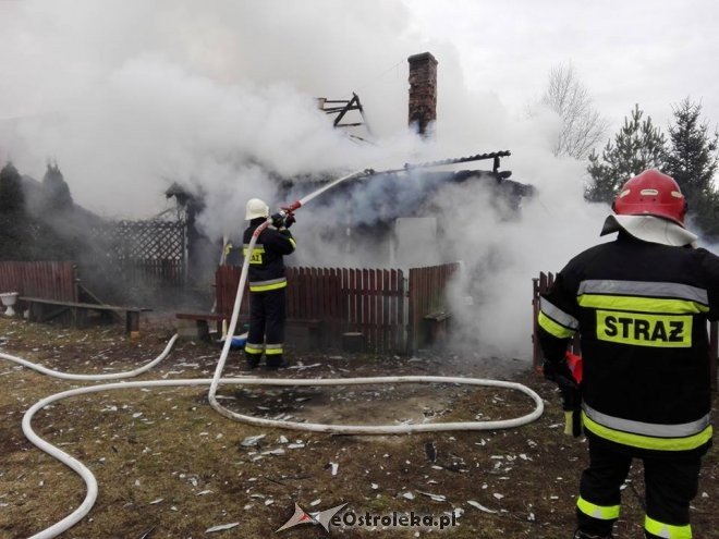 Pożar w Piątkowiznie. Z ogniem walczyli strażacy z dwóch województw [ZDJĘCIA] - zdjęcie #5 - eOstroleka.pl