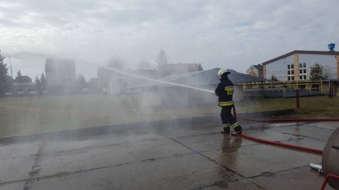 Ćwiczenia pożarowe „budowlańców” z ZSZ 2 w Ostrołęce [ZDJĘCIA] - zdjęcie #3 - eOstroleka.pl