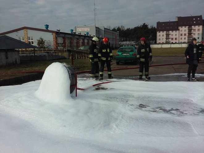 Ćwiczenia pożarowe „budowlańców” z ZSZ 2 w Ostrołęce [ZDJĘCIA] - zdjęcie #1 - eOstroleka.pl