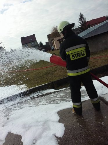 Ćwiczenia pożarowe „budowlańców” z ZSZ 2 w Ostrołęce [ZDJĘCIA] - zdjęcie #13 - eOstroleka.pl