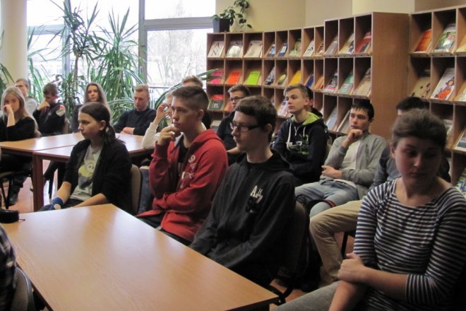 Uczniowie II LO na spotkaniu z Mariolą Pryzwan [ZDJĘCIA] - zdjęcie #1 - eOstroleka.pl