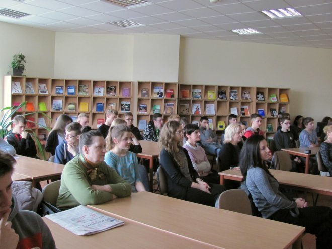 Uczniowie II LO na spotkaniu z Mariolą Pryzwan [ZDJĘCIA] - zdjęcie #2 - eOstroleka.pl