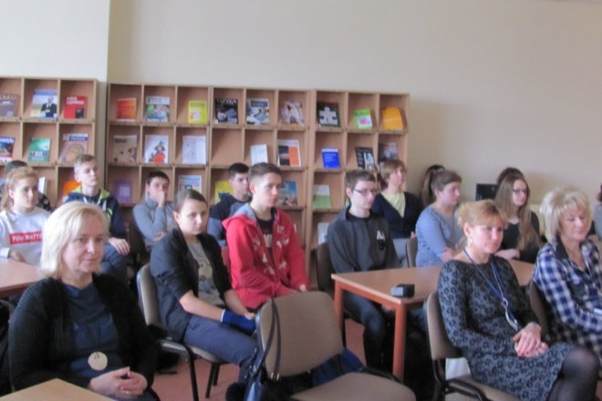 Uczniowie II LO na spotkaniu z Mariolą Pryzwan [ZDJĘCIA] - zdjęcie #3 - eOstroleka.pl