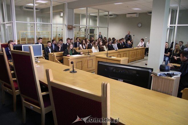Przed ostrołęckim sądem zapadł wyrok w sprawie aborcji na nastoletniej uczennicy [WIDEO, ZDJĘCIA] - zdjęcie #14 - eOstroleka.pl