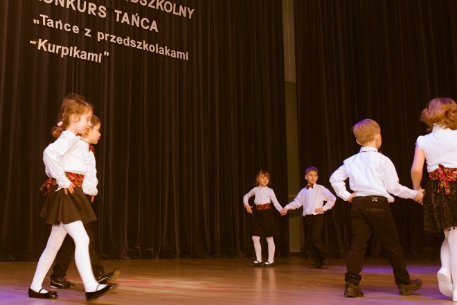Konkurs taneczny „Tańce z przedszkolami Kurpikami” [ZDJĘCIA] - zdjęcie #14 - eOstroleka.pl