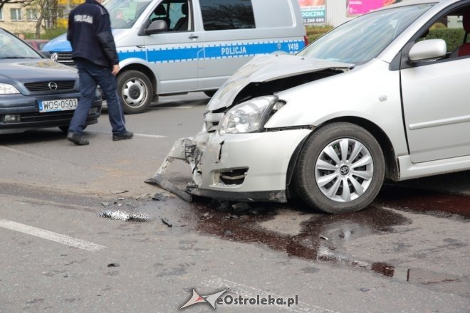 Wypadek po wymuszeniu pierwszeństwa na skrzyżowaniu Bogusławskiego i 11 Listopada [ZDJĘCIA] - zdjęcie #10 - eOstroleka.pl