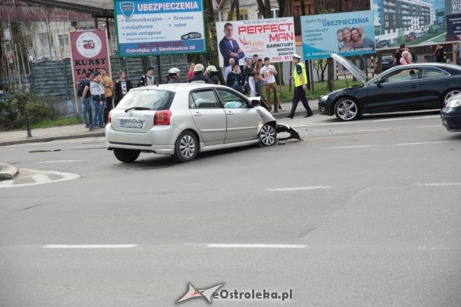 Wypadek po wymuszeniu pierwszeństwa na skrzyżowaniu Bogusławskiego i 11 Listopada [ZDJĘCIA] - zdjęcie #14 - eOstroleka.pl