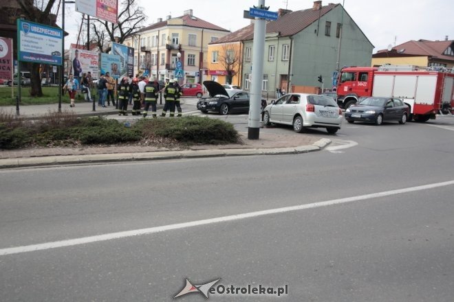 Wypadek po wymuszeniu pierwszeństwa na skrzyżowaniu Bogusławskiego i 11 Listopada [ZDJĘCIA] - zdjęcie #18 - eOstroleka.pl