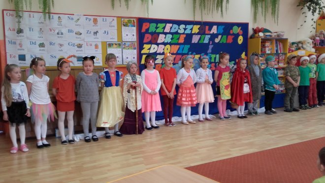 Przedszkolaki wystąpiły przed uczniami [07.04.2017] - zdjęcie #1 - eOstroleka.pl