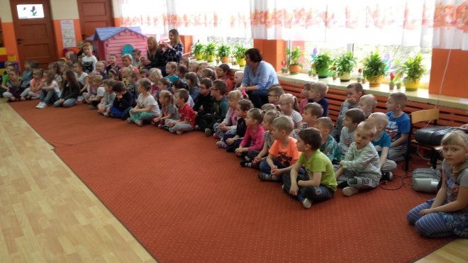 Przedszkolaki wystąpiły przed uczniami [07.04.2017] - zdjęcie #4 - eOstroleka.pl
