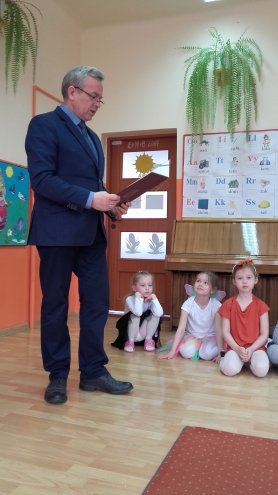 Przedszkolaki wystąpiły przed uczniami [07.04.2017] - zdjęcie #11 - eOstroleka.pl