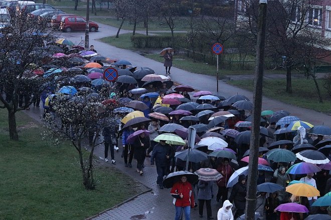 Droga krzyżowa ulicami miasta [12.04.2017] - zdjęcie #12 - eOstroleka.pl