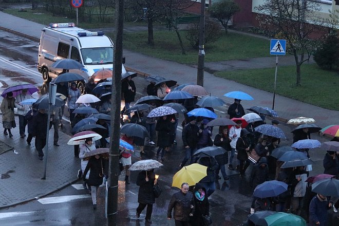 Droga krzyżowa ulicami miasta [12.04.2017] - zdjęcie #15 - eOstroleka.pl