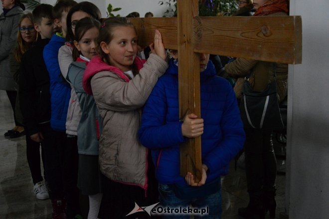 Droga Krzyżowa z elementami pantomimy w wykonaniu uczniów ostrołęckiej „dziesiątki” [ZDJĘCIA] - zdjęcie #2 - eOstroleka.pl
