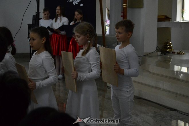 Droga Krzyżowa z elementami pantomimy w wykonaniu uczniów ostrołęckiej „dziesiątki” [ZDJĘCIA] - zdjęcie #7 - eOstroleka.pl