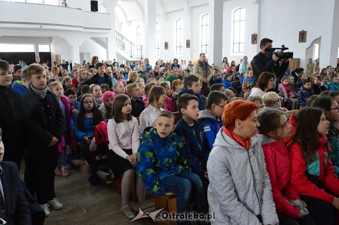 Droga Krzyżowa z elementami pantomimy w wykonaniu uczniów ostrołęckiej „dziesiątki” [ZDJĘCIA] - zdjęcie #12 - eOstroleka.pl