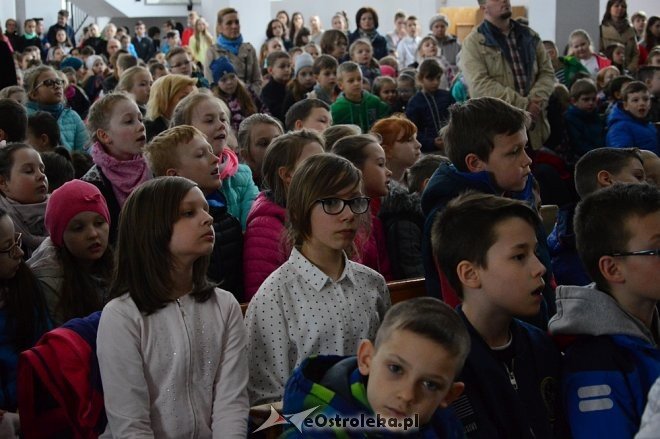 Droga Krzyżowa z elementami pantomimy w wykonaniu uczniów ostrołęckiej „dziesiątki” [ZDJĘCIA] - zdjęcie #13 - eOstroleka.pl