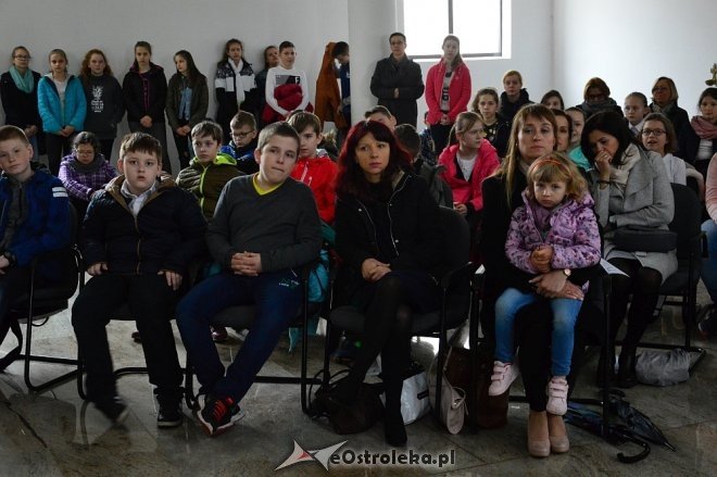 Droga Krzyżowa z elementami pantomimy w wykonaniu uczniów ostrołęckiej „dziesiątki” [ZDJĘCIA] - zdjęcie #15 - eOstroleka.pl