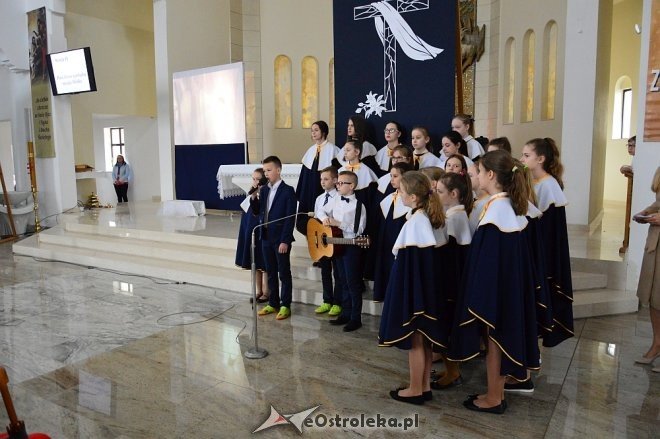Droga Krzyżowa z elementami pantomimy w wykonaniu uczniów ostrołęckiej „dziesiątki” [ZDJĘCIA] - zdjęcie #21 - eOstroleka.pl