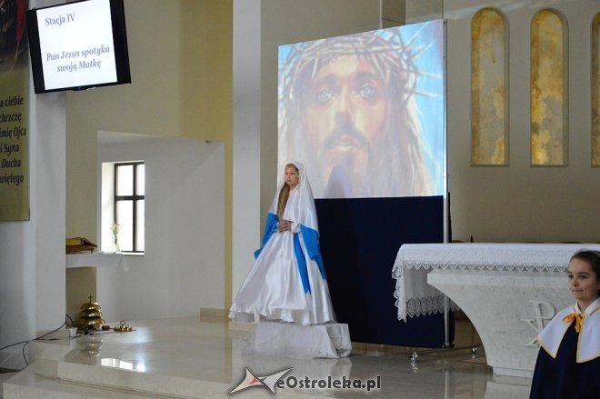 Droga Krzyżowa z elementami pantomimy w wykonaniu uczniów ostrołęckiej „dziesiątki” [ZDJĘCIA] - zdjęcie #23 - eOstroleka.pl