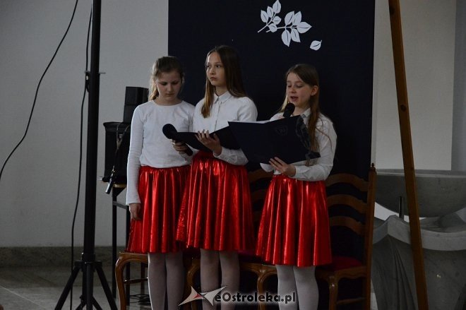 Droga Krzyżowa z elementami pantomimy w wykonaniu uczniów ostrołęckiej „dziesiątki” [ZDJĘCIA] - zdjęcie #26 - eOstroleka.pl