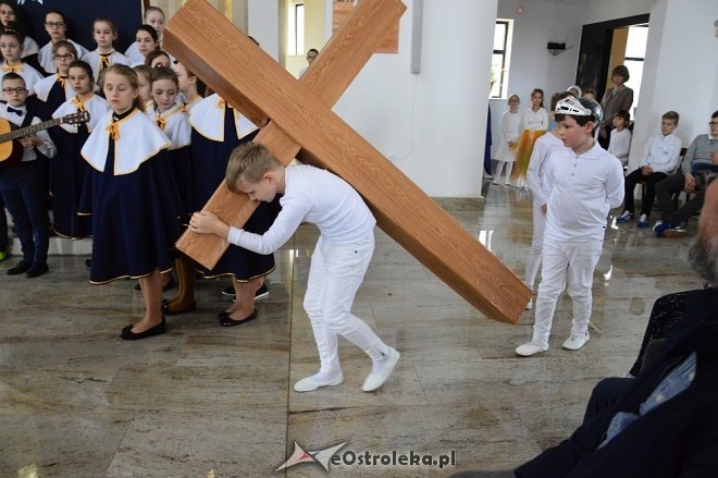 Droga Krzyżowa z elementami pantomimy w wykonaniu uczniów ostrołęckiej „dziesiątki” [ZDJĘCIA] - zdjęcie #28 - eOstroleka.pl