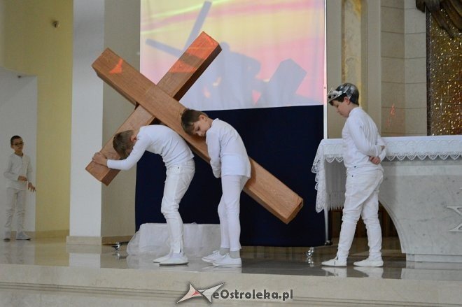 Droga Krzyżowa z elementami pantomimy w wykonaniu uczniów ostrołęckiej „dziesiątki” [ZDJĘCIA] - zdjęcie #30 - eOstroleka.pl