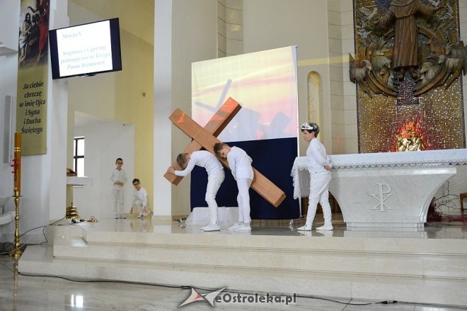 Droga Krzyżowa z elementami pantomimy w wykonaniu uczniów ostrołęckiej „dziesiątki” [ZDJĘCIA] - zdjęcie #31 - eOstroleka.pl