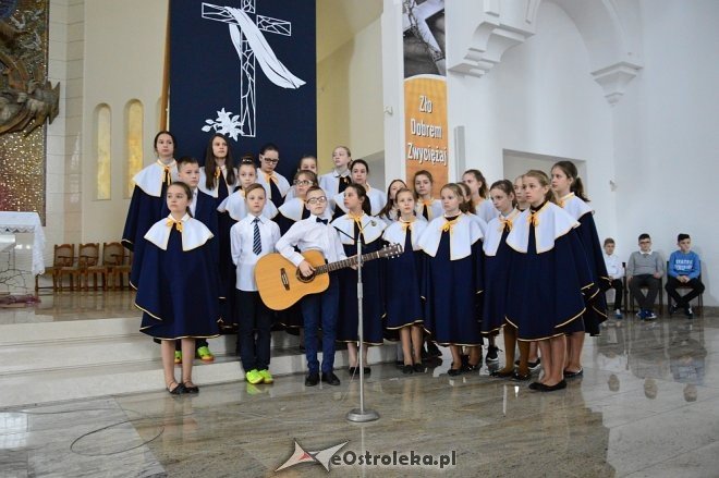 Droga Krzyżowa z elementami pantomimy w wykonaniu uczniów ostrołęckiej „dziesiątki” [ZDJĘCIA] - zdjęcie #32 - eOstroleka.pl