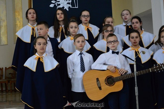 Droga Krzyżowa z elementami pantomimy w wykonaniu uczniów ostrołęckiej „dziesiątki” [ZDJĘCIA] - zdjęcie #33 - eOstroleka.pl