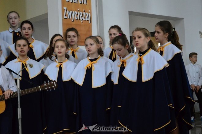 Droga Krzyżowa z elementami pantomimy w wykonaniu uczniów ostrołęckiej „dziesiątki” [ZDJĘCIA] - zdjęcie #35 - eOstroleka.pl