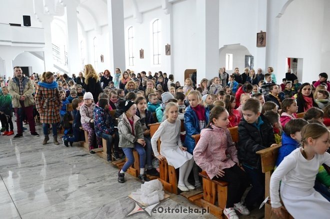 Droga Krzyżowa z elementami pantomimy w wykonaniu uczniów ostrołęckiej „dziesiątki” [ZDJĘCIA] - zdjęcie #36 - eOstroleka.pl
