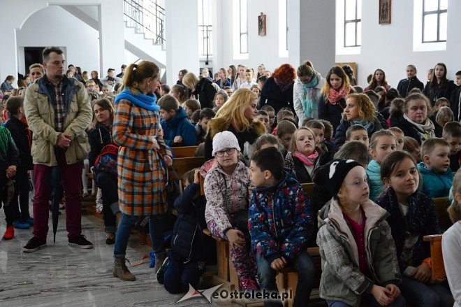 Droga Krzyżowa z elementami pantomimy w wykonaniu uczniów ostrołęckiej „dziesiątki” [ZDJĘCIA] - zdjęcie #37 - eOstroleka.pl