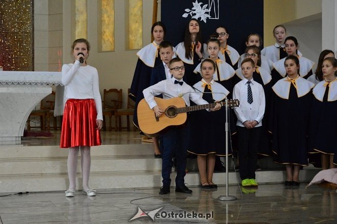 Droga Krzyżowa z elementami pantomimy w wykonaniu uczniów ostrołęckiej „dziesiątki” [ZDJĘCIA] - zdjęcie #48 - eOstroleka.pl