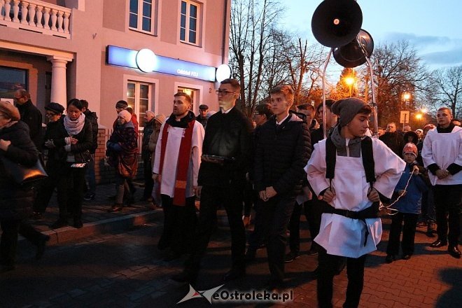 Drogi Krzyżowe ulicami Ostrołęki [14.04.2017] - zdjęcie #9 - eOstroleka.pl