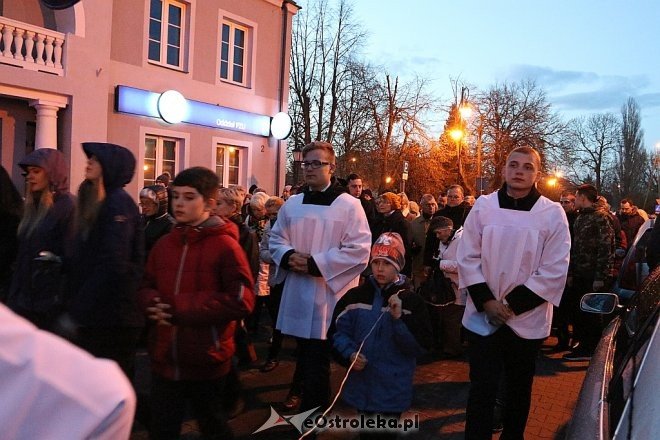 Drogi Krzyżowe ulicami Ostrołęki [14.04.2017] - zdjęcie #10 - eOstroleka.pl