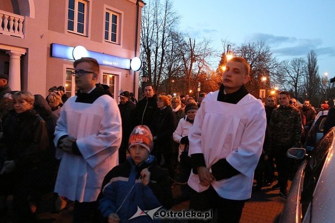 Drogi Krzyżowe ulicami Ostrołęki [14.04.2017] - zdjęcie #11 - eOstroleka.pl